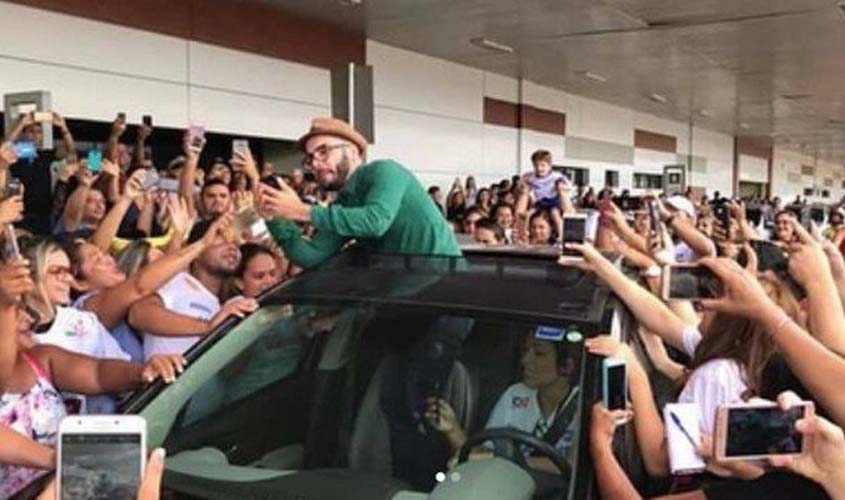 Ex-BBB Mahmoud causa tumulto em aeroporto na chegada a Porto Velho, onde mora