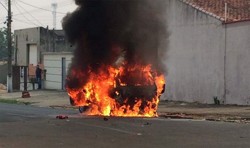 Fogo destrói carro no Segundo Distrito