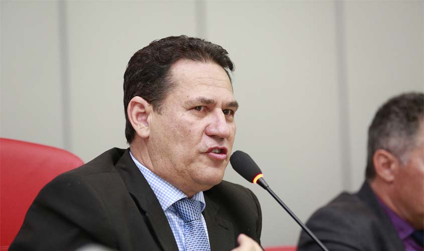 Maurão de Carvalho reivindica asfalto para Chupinguaia