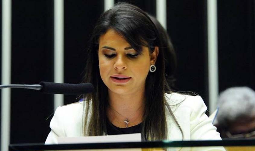 Mariana Carvalho faz leitura da denúncia contra Temer no plenário da Câmara