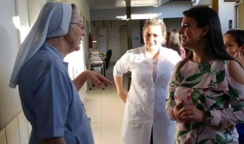 Mariana Carvalho destina recursos para Santa Marcelina e visita hospital